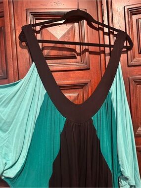 5X 30/32 SWAK Cold Shoulder Deep V Neck Flowy Banded Bottom Black Green Teal Top